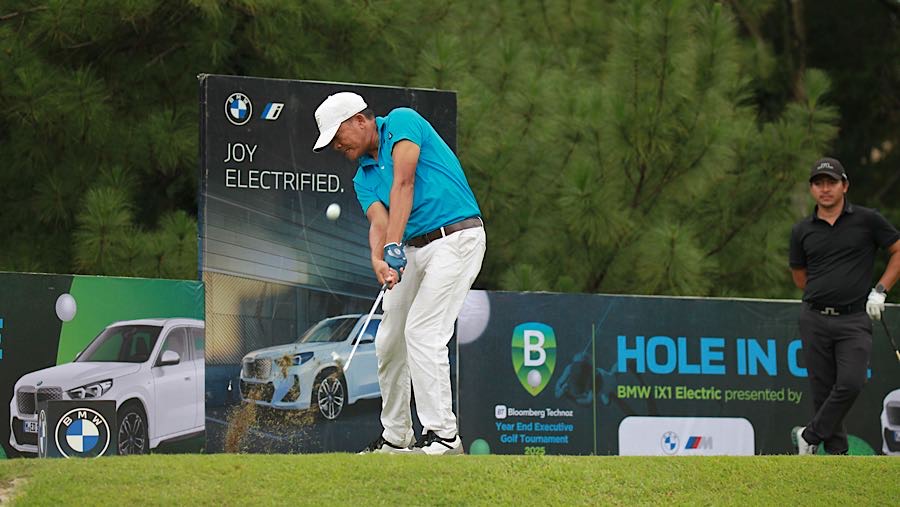Peserta melakukan pukulan pada Turnamen Bloomberg Technoz Year End Executive Golf Tournament 2025 di Sentul, Jumat (19/12). Bloomberg Technoz/Andrean)