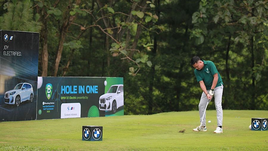 Pada kategori Hole in One, peserta berkesempatan memenangkan BMW iX1 Electric, Bingou EV, Vespa Primavera, serta uang tunai senilai Rp75 juta.