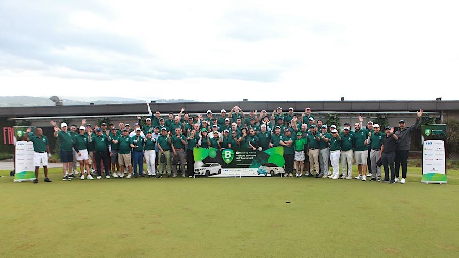 Peserta berfoto bersama pada Turnamen Bloomberg Technoz Year End Executive Golf Tournament 2025 di Sentul, Jumat (19/12). (Bloomberg Technoz/Andrean)