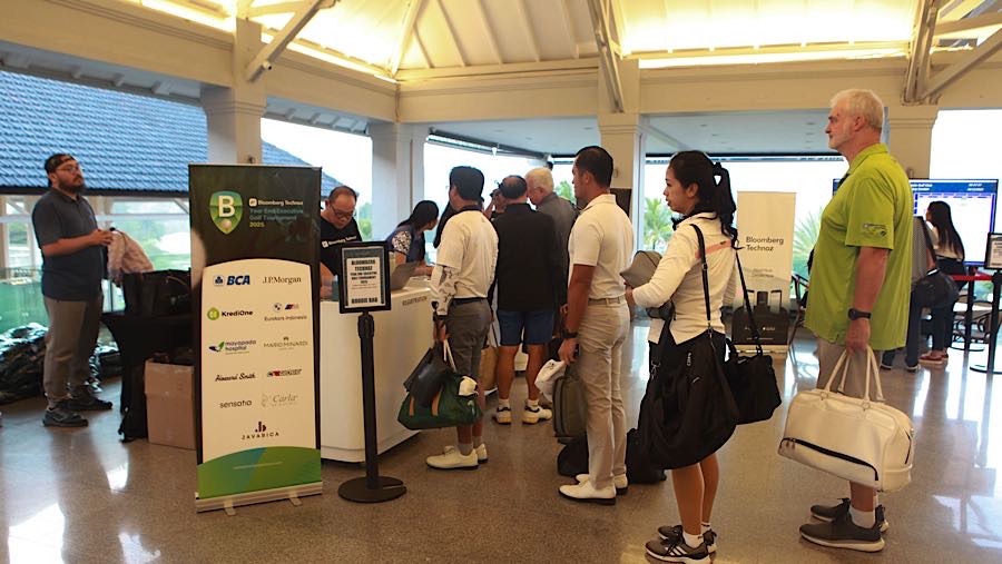 Peserta melakukan registrasi pada Turnamen Bloomberg Technoz Year End Executive Golf Tournament 2025 di Sentul, Jumat (19/12). Bloomberg Technoz/Andre