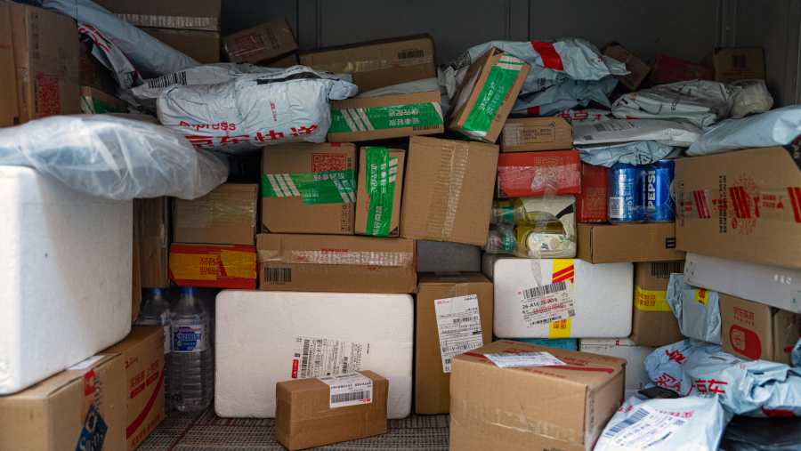 Ilustrasi barang-barang hasil transaksi perdagangan di Internet China. Na Bian/Bloomberg