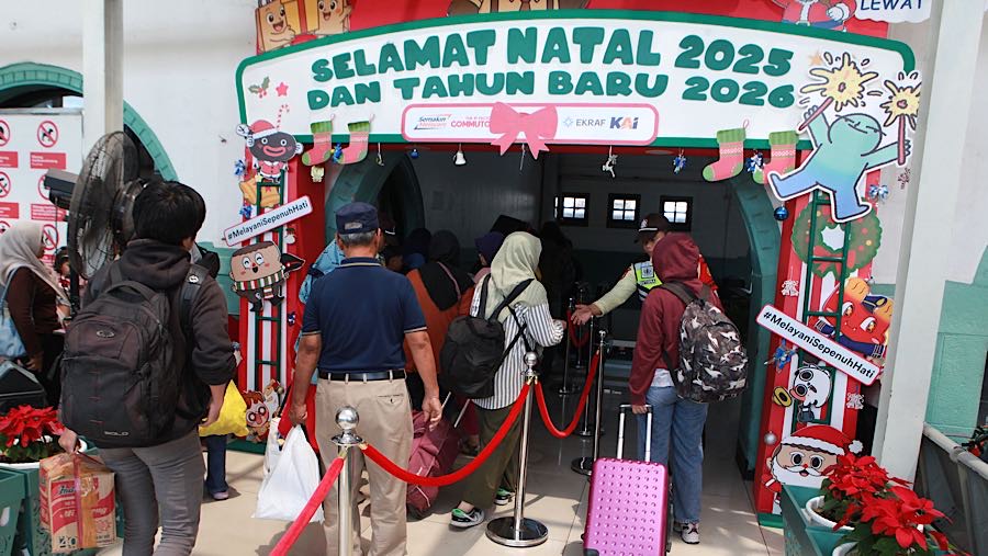 Penumpang kereta api jarak jauh di Stasiun Pasar Senen, Jakarta Pusat mulai meningkat pada momen Nataru. (Bloomberg Technoz/Andrean Kristianto)
