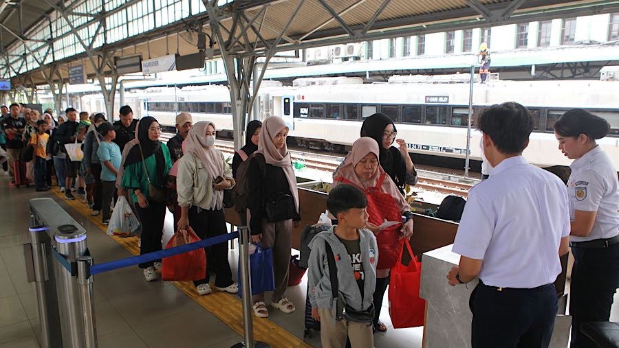 Penumpang kereta api jarak jauh mengantrepemeriksaan tiket di Stasiun Pasar Senen, Senin (22/12/2025). (Bloomberg Technoz/Andrean Kristianto)