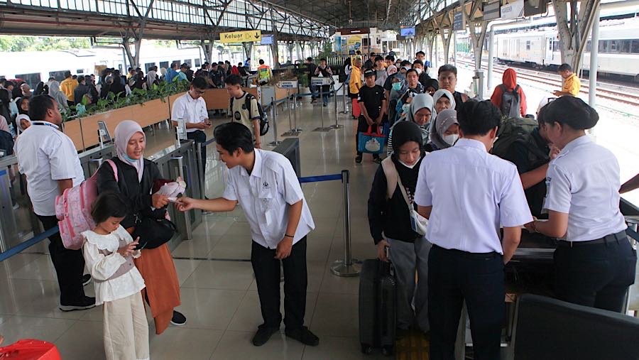 Untuk hari ini jumlah penumpang yang meninggalkan Jakarta melalui Stasiun Pasar Senen tercatat 15.982 orang. (Bloomberg Technoz/Andrean Kristianto)