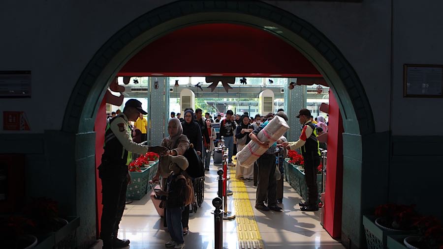 Jumlah tiket yang telah terjual untuk periode Nataru mencapai 574.003 tiket. (Bloomberg Technoz/Andrean Kristianto)