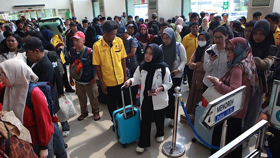 Penumpang bersiap memasuki peron keberangkatan kereta api jarak jauh di Stasiun Pasar Senen, Senin (22/12/2025) (Bloomberg Technoz/Andrean Kristianto)