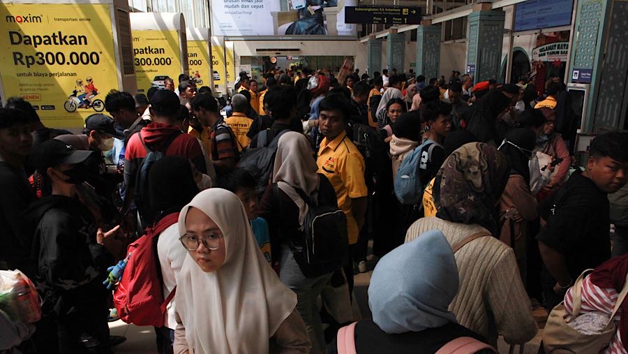 Mayoritas penumpang memilih berpergian untuk menghabiskan masa libur sekolah dan cuti kerja. (Bloomberg Technoz/Andrean Kristianto)