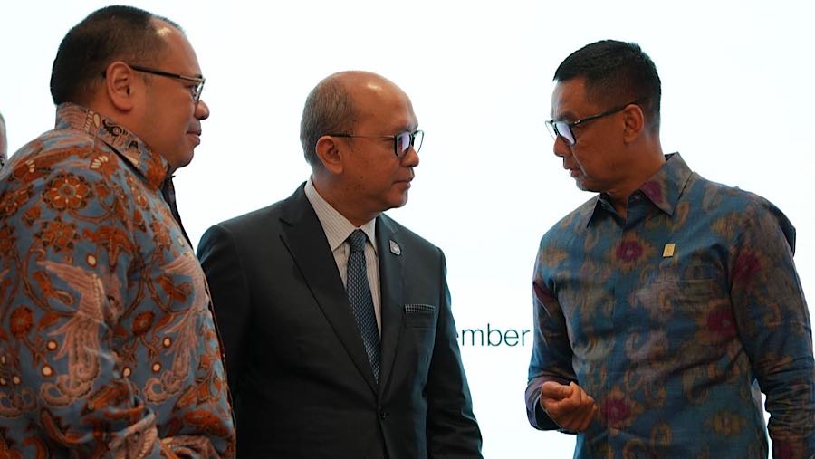 ki-ka: CIO Danantara Pandu Sjahrir, CEO Danantara Rosan Roeslani dan Dirut PLN Darmawan Prasodjo usai penandatanganan HoA proyek EBT. (dok. Danantara)