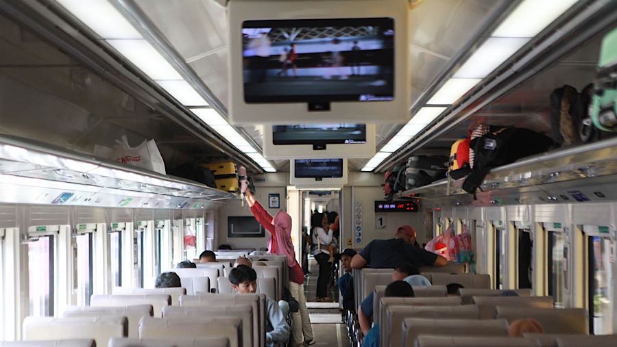 Stasiun Tujuan Favorit yairu Yogyakarta, Semarang, Surabaya, Lempuyangan, Bandung, Purwokerto. (Bloomberg Technoz/Andrean Kristianto)