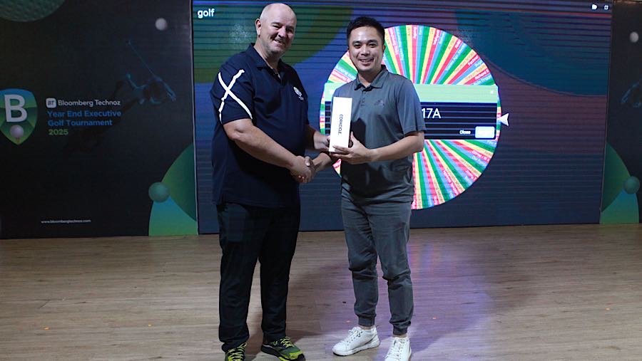 Salah satu doorprize dari turnamen ini adalah Corkcicle Tumbler. (Bloomberg Technoz/Andre)