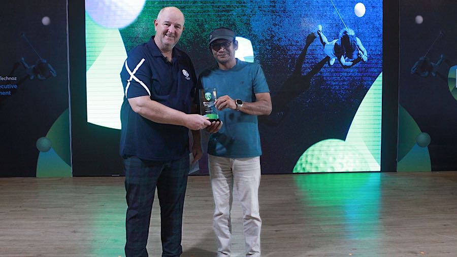 Senyum bahagia terlihat dari peserta yang mendapatkan plakat dari turnamen ini. (Bloomberg Technoz)