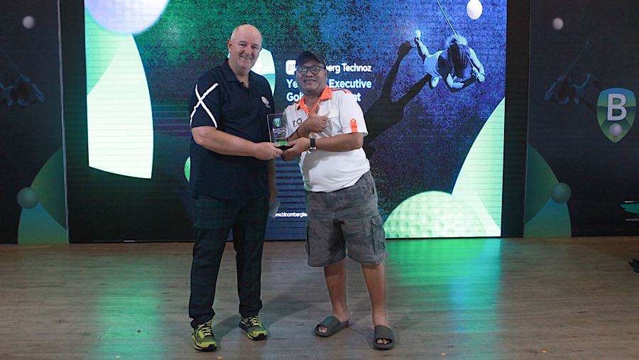 CEO Bloomberg Technoz, Roger Finnie langsung memberikan plakat kepada para pemenang.  (Bloomberg Technoz)