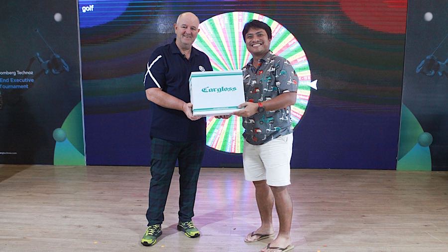 Selain itu terdapat hadiah doorprize helm dari Cargloss. (Bloomberg Technoz/Andre)