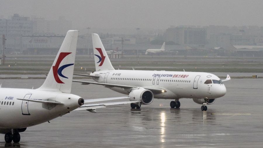 Pesawat Comac C919 yang dioperasikan China Eastern Airlines di landasan pacu Bandara Internasional Hongqiao di Shanghai. (Qilai Shen/Bloomberg)