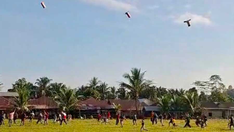 Keseruan Warga Menyambut Helibox, Bantuan Udara Hadirkan Suka Cita di Simpang Jernih (Dok. Ist)