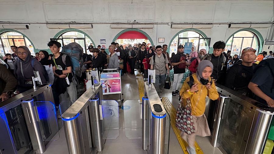 Diperkirakan pergerakan penumpang kereta api antarkota, termasuk pada layanan Motis ini, akan mengalami puncaknya pada 24 dan 28 Desember 2025.