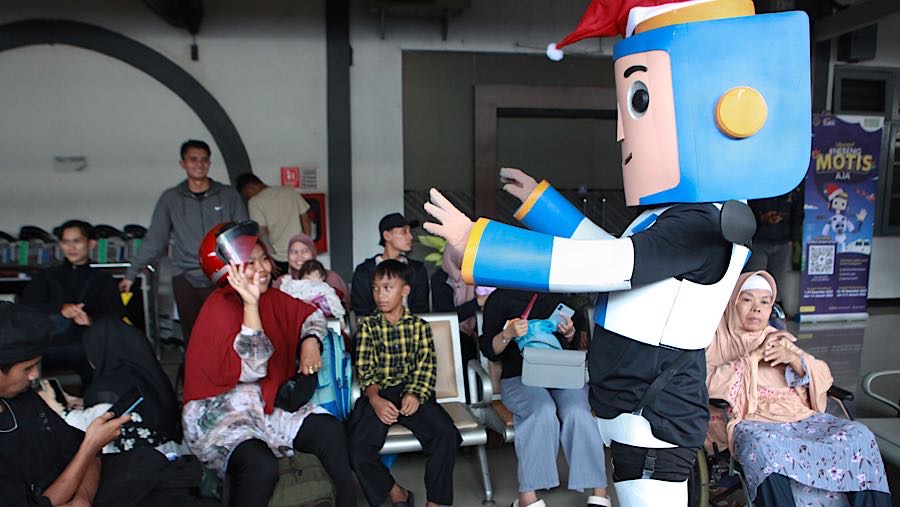 DJKA Kementerian Perhubungan menyelenggarakan program Angkutan Motor Gratis dengan Kereta Api (Motis). (Bloomberg Technoz/Andrean Kristianto)
