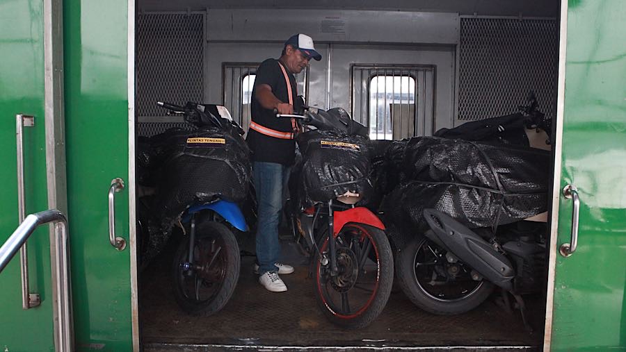 Terdapat sekitar 357 motor yang di berangkatkan dari Jakarta
ke arah timur dan sebaliknya di hari hari pertama  (Bloomberg Technoz/Andrean Kristianto)