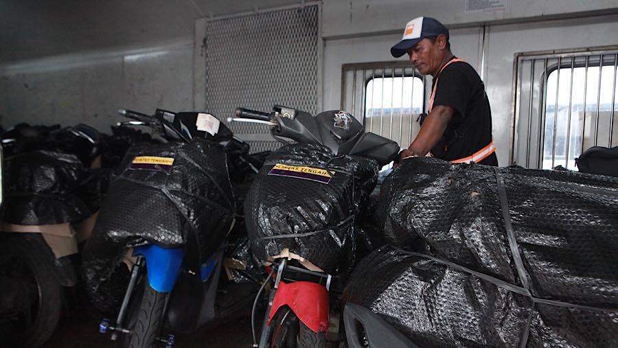 Program Angkutan Motor Gratis dengan Kereta Api (Motis) diadakan untuk mendukung periode libur Nataru 2025/2026 (Bloomberg Technoz/Andrean Kristianto)