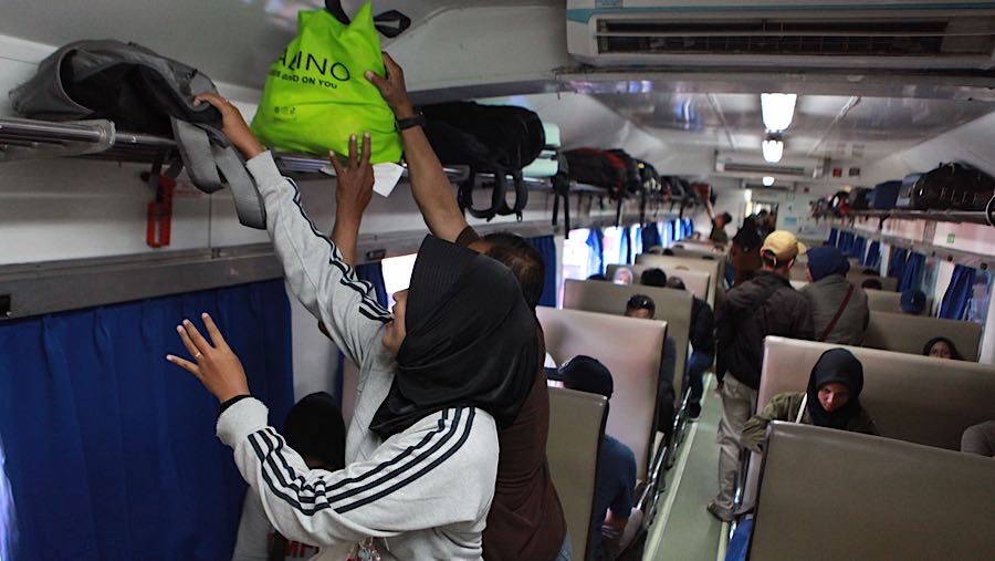 Selain layanan pengangkutan motor, peserta Motis difasilitasi tiket kereta api gratis bagi 2 (dua) penumpang. (Bloomberg Technoz/Andrean Kristianto)