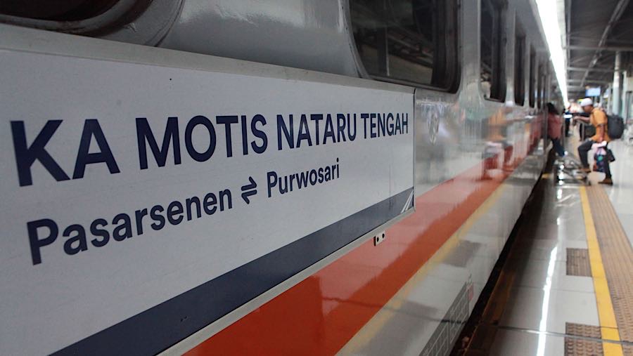 Penumpang naik kedalam gerbong KA Motis Nataru Tengah di Stasiun Pasar Senen, Selasa (23/12/2025). (Bloomberg Technoz/Andrean Kristianto)