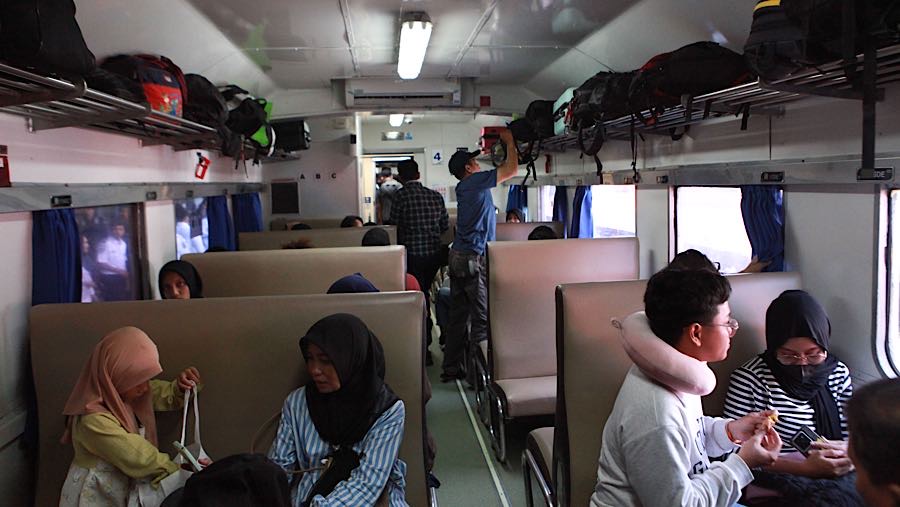 Hari ini terdapat 333 orang peserta  program Motis yang diberangkatkan menuju Semarang Tawang dan Purwosari.  (Bloomberg Technoz/Andrean Kristianto)