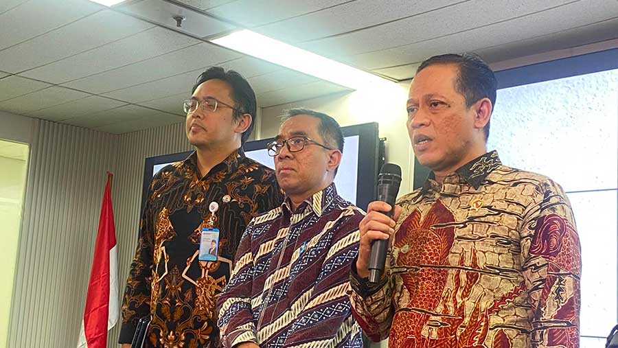 Menteri LHK, Hanif Faisol, Mendiktisaintek, Brian Yuliarto, Jakarta Selatan (23/12). (Bloomberg Technoz/Dinda Decembria)