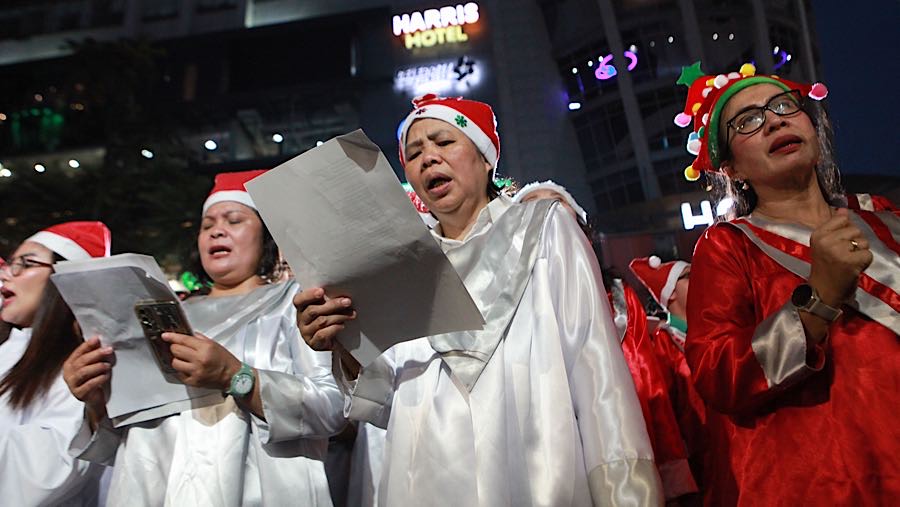 Paduan suara menyanyikan lagu Natal saat mengikuti Christmas Carol Colossal di kawasan Sudirman, Selasa (23/12/2025). (Bloomberg Technoz/ Andrean)