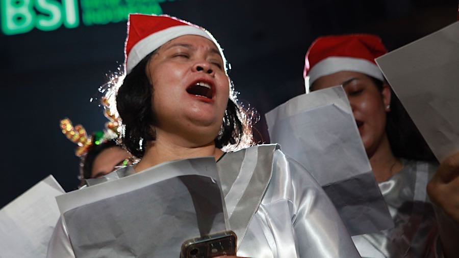 Para penyanyi menggunakan atribut yang identik dengan perayaan natal. (Bloomberg Technoz/ Andrean)