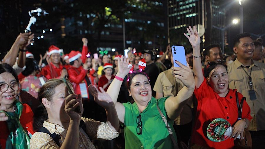 Pengunjung turut bernyanyi mengikuti lagu yang dibawakan paduan suara. (Bloomberg Technoz/ Andrean)