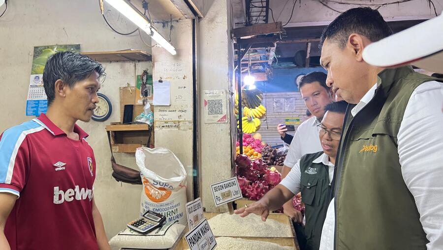 Direktur Utama Perum Bulog Ahmad Rizal Ramdhani melakukan Sidak Sebelum Nataru, Rabu (24/12/2025) (Bloomberg Technoz/ Mis Fransiska)