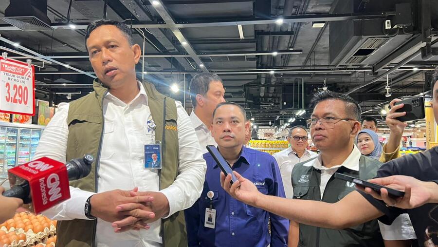 Direktur Utama Perum Bulog Ahmad Rizal Ramdhani berbicara ke Wartawan Usai Sidak Sebelum Nataru, Rabu (24/12/2025) (Bloomberg Technoz/ Mis Fransiska)