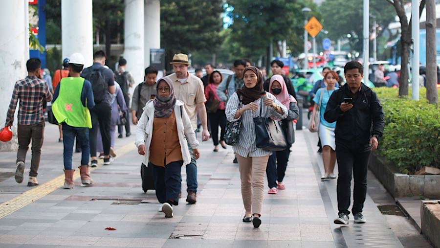 Angka ini naik 6.17% dari upah di tahun sebelumnya yang sebesar Rp 5.396.761 (Bloomberg Technoz/Andrean Kristianto)