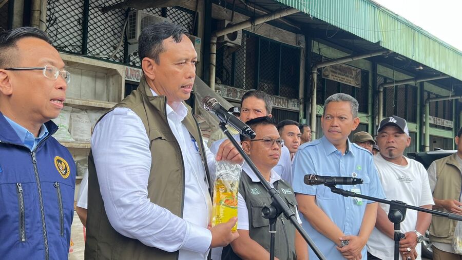 Direktur Utama Perum Bulog Ahmad Rizal Ramdhani melakukan sidang harga pangan jelang Nataru, Rabu (24/12/2025) (Bloomberg Technoz/ Mis Fransiska)