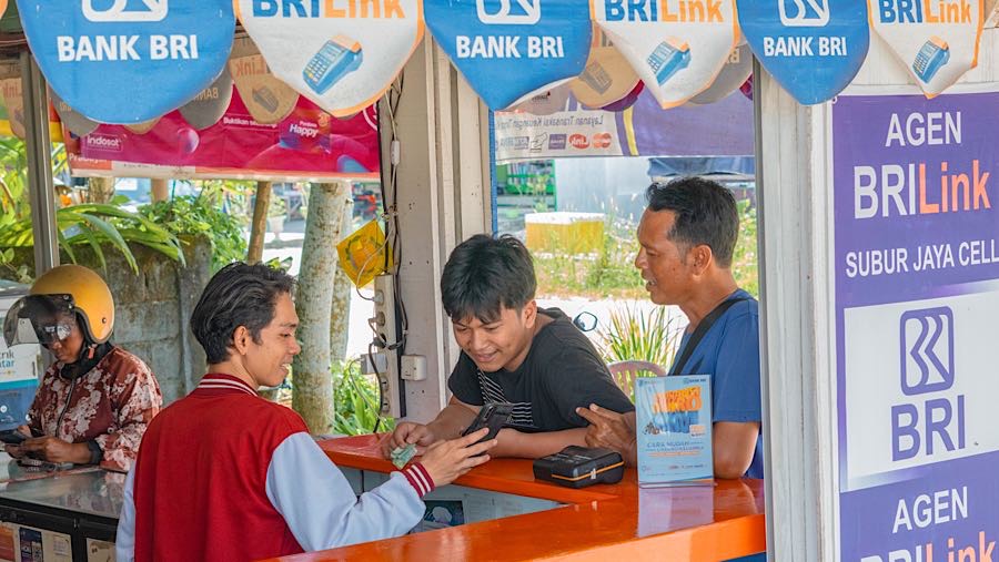 BRI menghadirkan kemudahan transaksi melalui 1,2 juta BRILink Agen yang dapat menjadi alternatif layanan yang dekat dan mudah diakses. (dok. BRI)