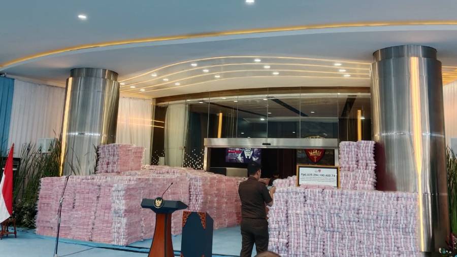 Uang hasil sitaan kasus kawasan hutan ilegal di Kejagung. (Bloomberg Technoz/Pramesti)