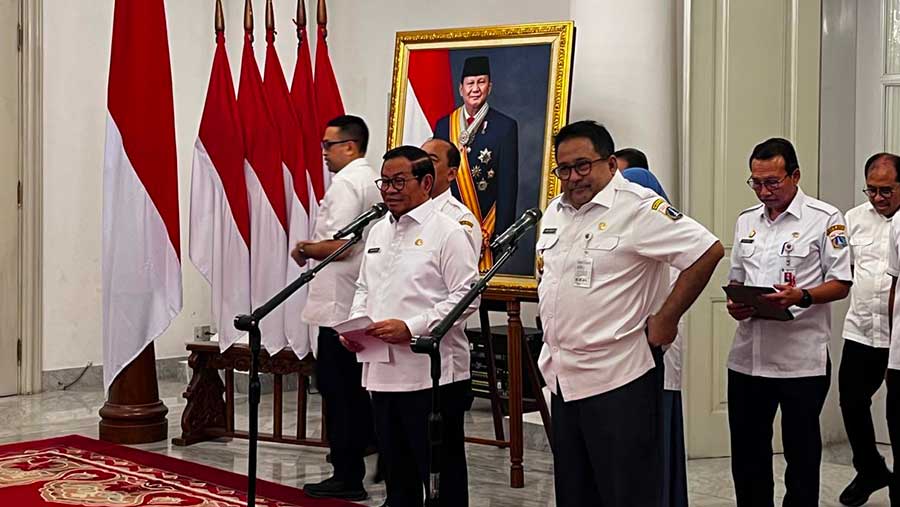 Gubernur DKI jakarta Pramono Anung dan Wagub Rano Karno mengumumkan UMP 2026 di Balai Kota DKI. (Bloomberg Technoz/Pramesti)