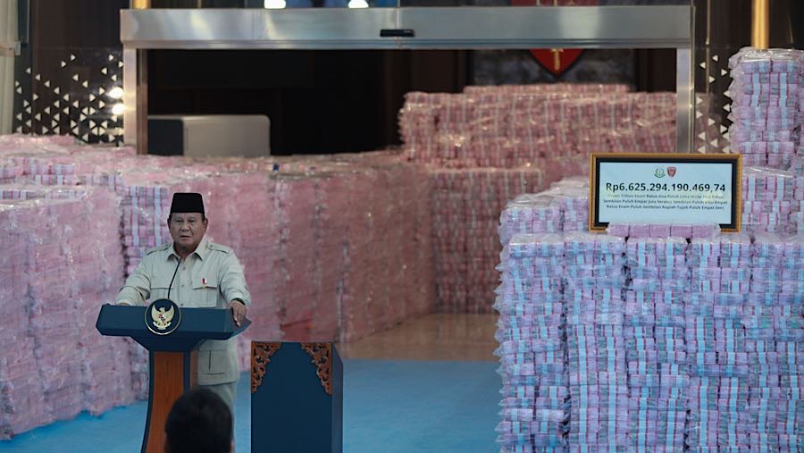 Presiden Prabowo Subianto saat penyerahan aset sitaan Satgas PKH di Kejagung, Rabu (24/12/2025). (Bloomberg Technoz/Andrean Kristianto)