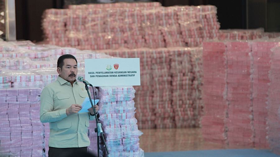 Jaksa Agung ST Burhanuddin saat penyerahan aset sitaan Satgas PKH di Kejagung, Rabu (24/12/2025). (Bloomberg Technoz/Andrean Kristianto)