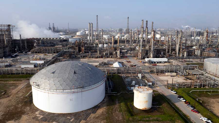 Harga minyak stabil karena ketegangan global membantu mengimbangi prospek kelebihan pasokan. (Bloomberg)