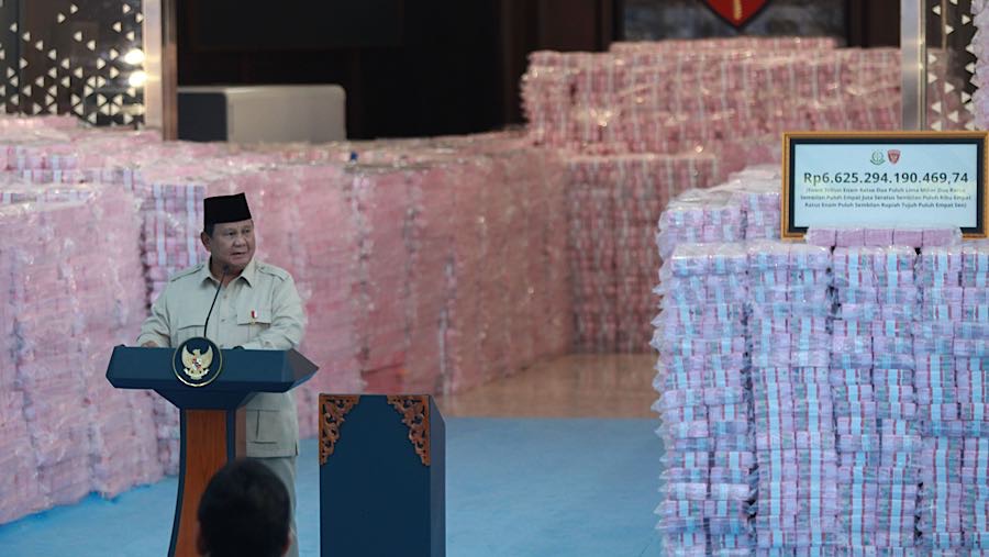 Presiden Prabowo Subianto saat penyerahan hasil penyelamatan keuangan negara di Kejagung, Rabu (24/12/2025). (Bloomberg Technoz/Andrean Kristianto)