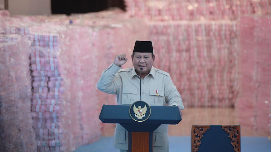 Presiden Prabowo Subianto saat penyerahan hasil penyelamatan keuangan negara di Kejagung, Rabu (24/12/2025). (Bloomberg Technoz/Andrean Kristianto)