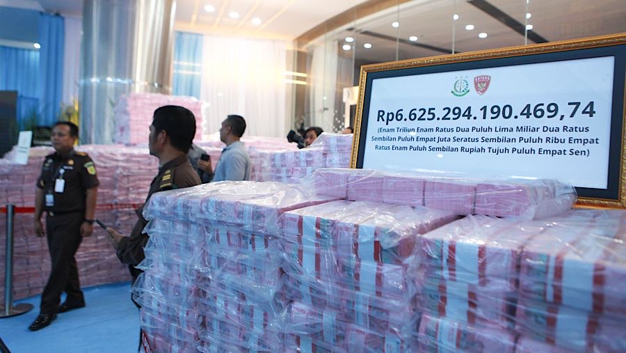 Kejaksaan Agung memamerkan tumpukan uang sebesar Rp6.625.294.190.469,74 dalam konfrensi persnya hari ini. (Bloomberg Technoz/Andrean Kristianto)