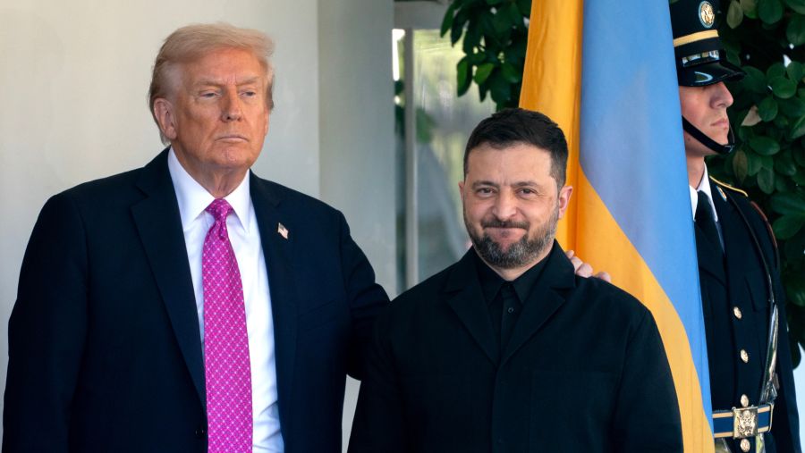 Presiden AS Donald Trump dan Presiden Ukraina Volodymyr Zelenskiy di Washington, 17 Oktober 2025. (Stefani Reynolds/Bloomberg)