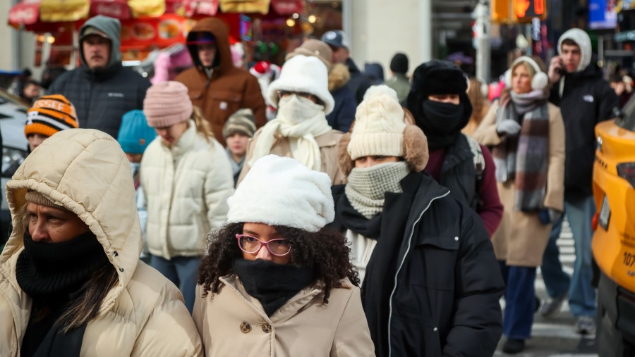 Para pejalan kaki mengenakan pakaian musim dingin di New York pada 26 Desember. (Sumber: Bloomberg)