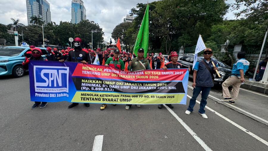 Buruh Mulai Padati Medan Merdeka Selatan, Senin (29/12/2025). (Sumber: Andreas Kristianto/Bloomberg Technoz)