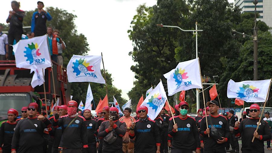 Sejumlah massa buruh melakukan aksi unjuk rasa di jalan Medan Merdeka Selatan, Jakarta, Senin (29/12/2025). (Bloomberg Technoz/Andrean Kristianto)