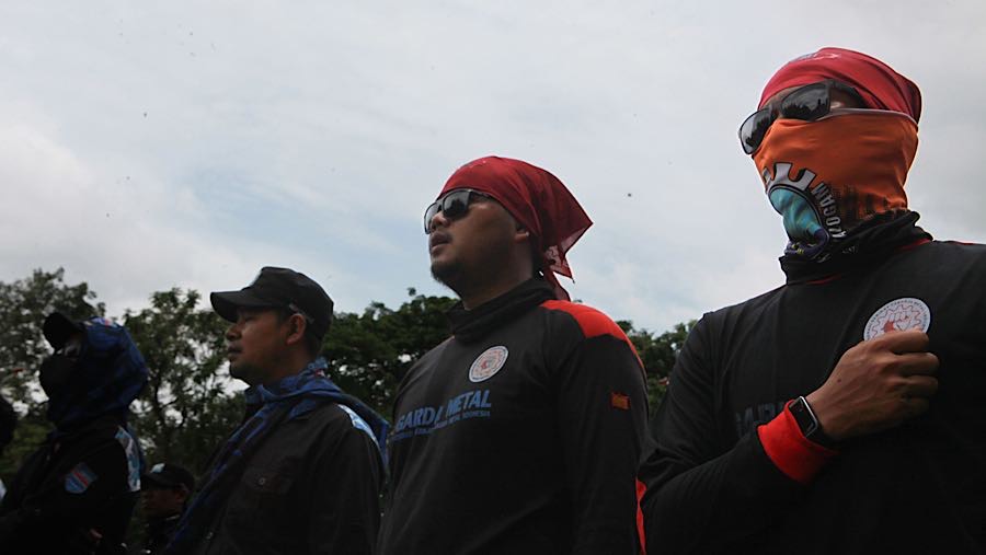 Sejumlah massa buruh melakukan aksi unjuk rasa di jalan Medan Merdeka Selatan, Jakarta, Senin (29/12/2025). (Bloomberg Technoz/Andrean Kristianto)