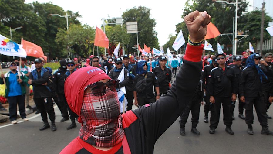 Sejumlah massa buruh melakukan aksi unjuk rasa di jalan Medan Merdeka Selatan, Jakarta, Senin (29/12/2025). (Bloomberg Technoz/Andrean Kristianto)