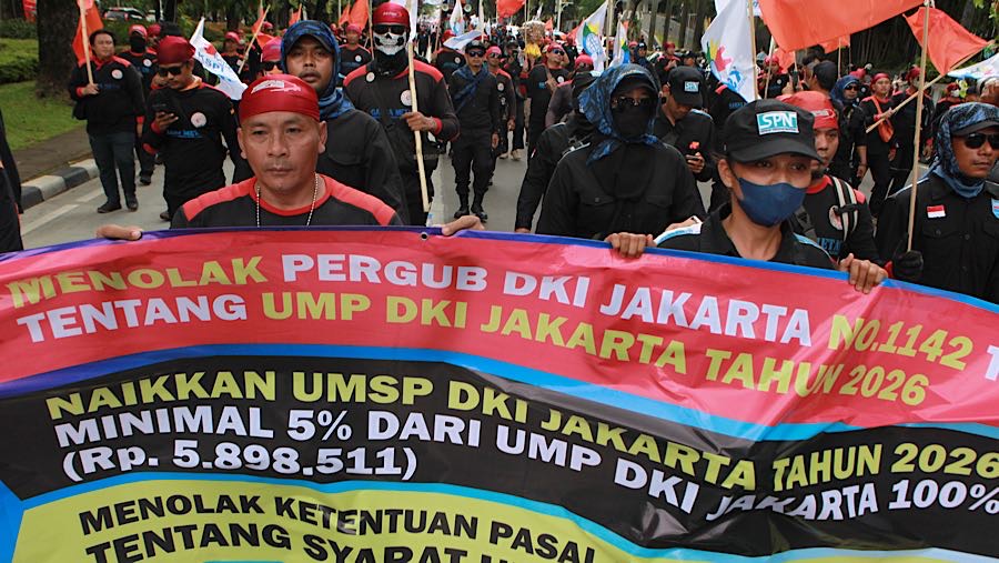 Sejumlah massa buruh melakukan aksi unjuk rasa di jalan Medan Merdeka Selatan, Jakarta, Senin (29/12/2025). (Bloomberg Technoz/Andrean Kristianto)